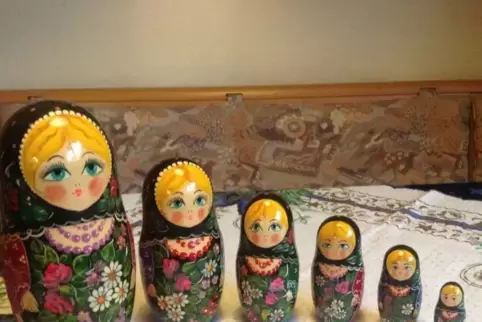 Ein Mitbringsel aus Moskau sind die Matrjoschkas von Margit Berger. Ihr Mann hat sie ihr 1990 nach einer Reise geschenkt.