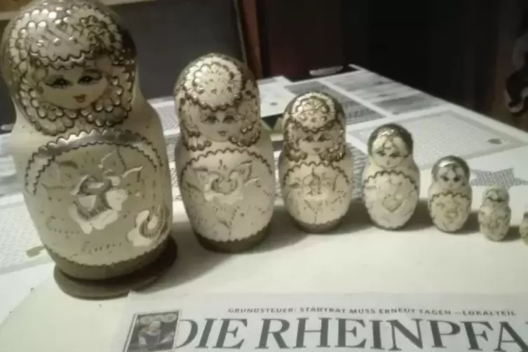 Die Matrjoschkas von Heinz Flockerzi sind reich verziert, aber nicht so bunt wie die typischen Puppen.