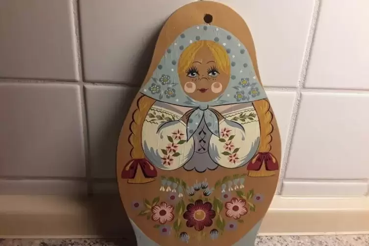 Keine echte Matrjoschka, aber vom Original inspiriert: das wundersch&ouml;n verzierte Brettchen von Doris Kotter.