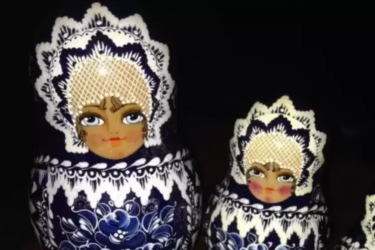 Ein Souvenir aus Moskau sind die blauen Matrjoschkas von Margit Massalsky.