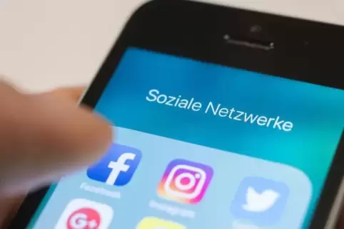 Zu Facebook, Instagram und Twitter gesellt sich auf so manchem Spartphone eine Kita-App hinzu. Erzieher informieren damit die El