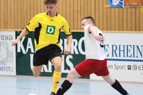 Überspringt das lange Bein von Lucas Hagen und setzt sich durch: Luca Lieblang von der Schiedsrichtervereinigung Pirmasens/Zweib