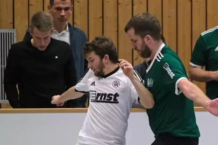 Das Vorjahresfinale war eine klare Sache f&uuml;r den TSC Zweibr&uuml;cken: TSC-Kicker Dennis Hirt (links, gegen Felix Brunner) traf dabei