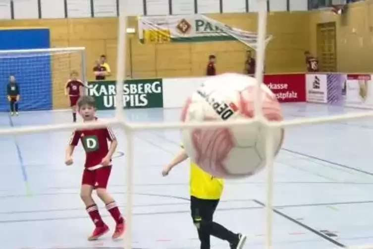 Einmal vor gro&szlig;er Kulisse kicken: Die Einlagespiele der Nachwuchskicker &ndash; hier 2017 ein F-Jugend-Spiel zwischen dem SV Ixheim un