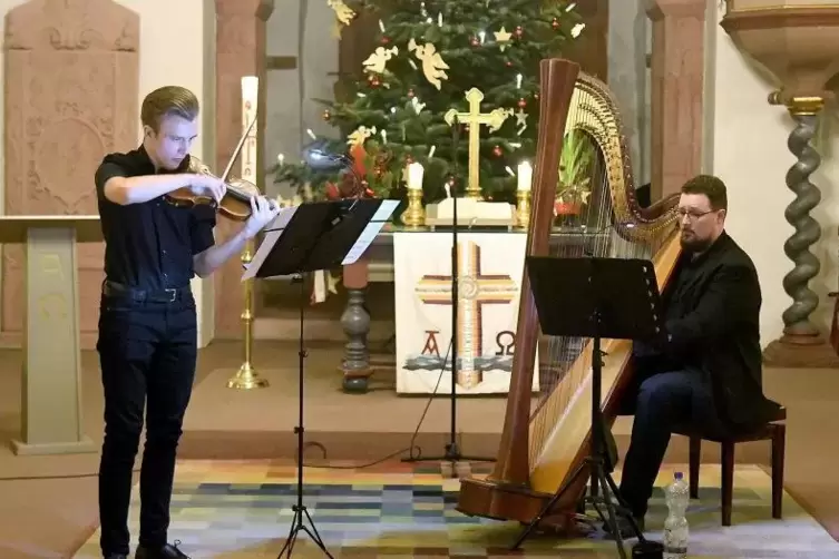 Sebastian Galwas, Violine, und sein Cousin Florian Jurzitza, Harfe, erfreuten ihr Publikum.