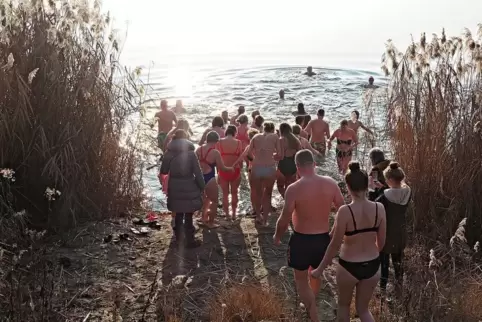 Die wärmenden Hüllen fallen – und die Winterschwimmer stürzen sich in die kalten „Fluten“ der Neuhofener Schlicht.