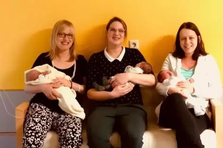 Die drei Kirchheimbolander Neujahrsbabys in der Armen ihrer Mütter.