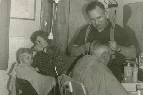 Karl Baumann hatte 1949 in Alsenz einen Friseursalon eröffnet. Diese Aufnahme stammt aus dem Jahr 1965.