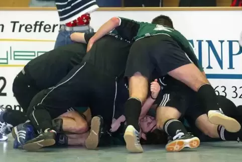 So jubeln Stadtmeister: die Elf der VB Zweibrücken direkt nach dem Titelgewinn im Jahr 2004.