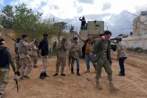 Kämpfer der Armee der libyschen Regierung (Bild) sehen sich unter Umständen auch ausländischen Söldnern gegenüber.