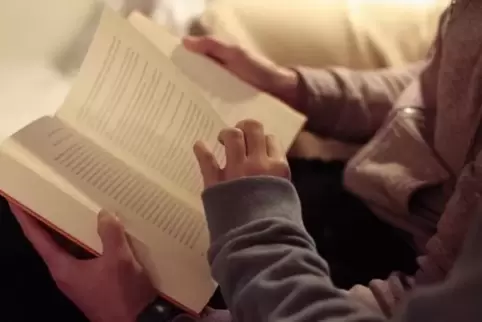 Wer seinen Kindern oder Enkelkindern vorliest, kann ihnen schon früh die Freude am Lesen vermitteln.
