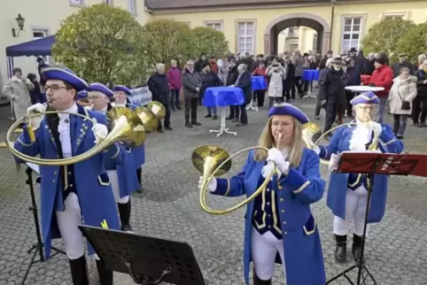Ein vertrautes Bild: Die Jagdhornbläser Schloss Fußgönheim spielen seit 20 Jahren an Neujahr im Schlosshof. Mit dem Auftritt am 