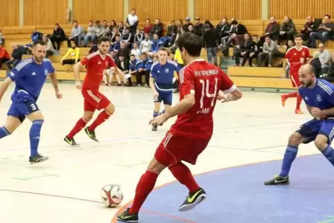 Vor einem Jahr eröffnete der FSV Offenbach (in Rot) gegen TuRa Otterstadt das Turnier.