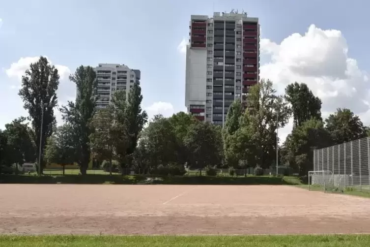 ... und der Abbruch der Fu&szlig;ballpartie Pirates F.C. - SV Studernheim auf diesem Sportplatz an der Friedrich-Ebert-Realschule plus