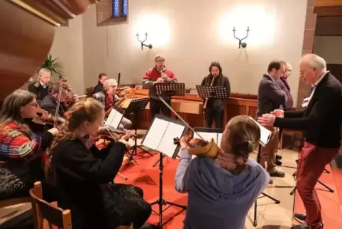 Probe zum Graupner-Kantatenkonzert in der evangelischen St.-Andreas-Kirche unter Leitung von Florian Heyerick (rechts).