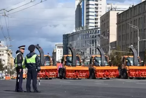 Zeigen, was man hat: Polizisten sichern eine Technik-Parade in Moskau ab. Die russische Hauptstadt präsentierte bei dem riesigen