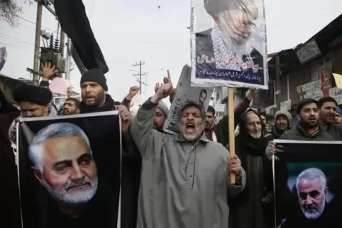 Proteste auch in Indien: Schiitische Muslime in der Provinz Kaschmir halten Plakate mit dem Abbild Soleimanis in die Höhe.