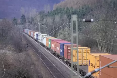 Der Transport von Gütern auf der Schiene ist deutlich umweltschonender als der per Lkw.