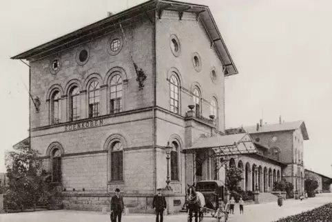 Postkartenansicht des „Königsbahnhofs“ um 1900.
