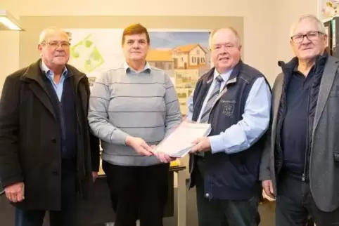Für die Bürgerinitiative übergaben gestern Bernd Heist, Berthold Martin (von links) und Eckhard Pörsch (rechts) die Unterschrift