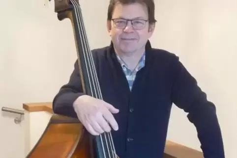 Erinnert mit dem Programm an den Mauerfall und das geteilte Deutschland: der Kontrabassist Frank Ringleb.