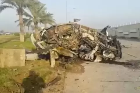 Die Überbleibsel eines Fahrzeugs am Bagdader Flughafen, in dem angeblich General Soleimani saß.