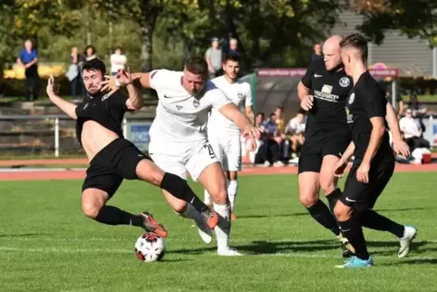 Mach doch Platz! Noah Beierle (weiß) mit energischem Einsatz gegen den Bodenheimer Dominik Lang.
