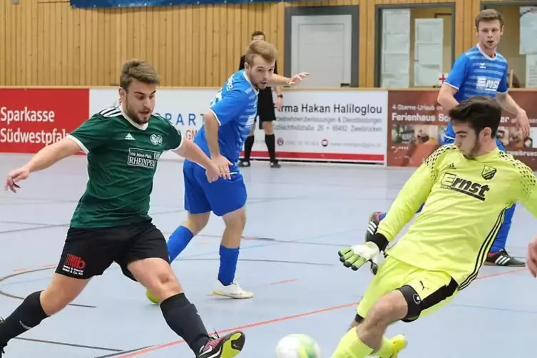 Das tat sich der Vorjahresfinalist SG VB Zweibr&uuml;cken/SV Ixheim I ganz sch&ouml;n schwer: Hier entsch&auml;rft Wattweilers Keeper Christoph
