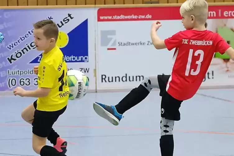 Waren beide Torsch&uuml;tzen im F-Jugend-Spiel: Hier bleibt Rico Bodmer (rechts) vom TSC Zweibr&uuml;cken aber an Ixheims Nelio Carciu h&auml;n