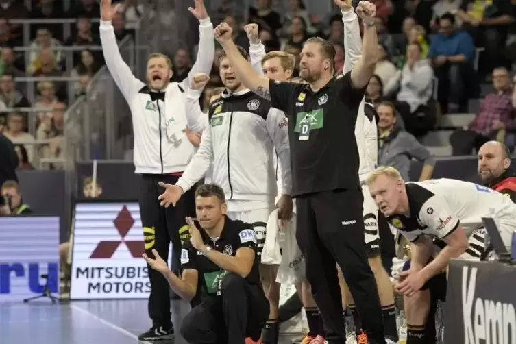 Grund zum Jubel: die deutsche Bank mit Trainer Christian Prokop (kniend).