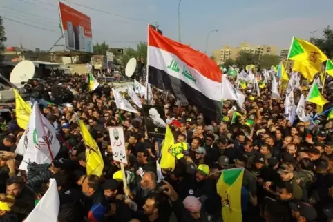 Bei GegnernAnhänger des getöteten iranischen Generals Soleimani nehmen in Bagdad an einem Trauerzug teil.