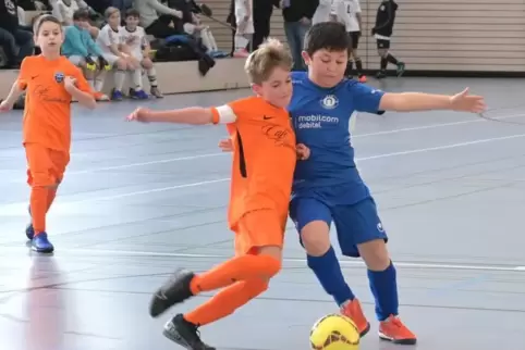 Angelegter Arm: In Römerberg treffen die E-Jugendlichen von ASV Schwegenheim (blau) und FC Speyer III aufeinander.