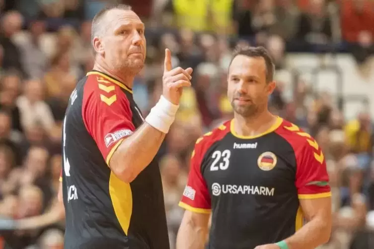Leidenschaft: Christian Schwarzer (links) beim Allstar-Handballspiel für einen guten Zweck