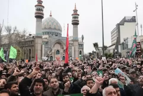 Zehnrausende Iraner nehmen in Teheran an einem Trauerzug für den getöteten iranischen General Soleimani teil.