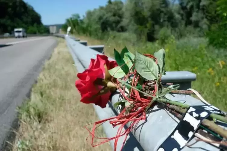 „R.I.F. – Ruhe in Frieden“: Nahe der Unfallstelle wurden zum 1. Jahrestag Rosen mit schwarzen Aufklebern an der Leitplanke befes