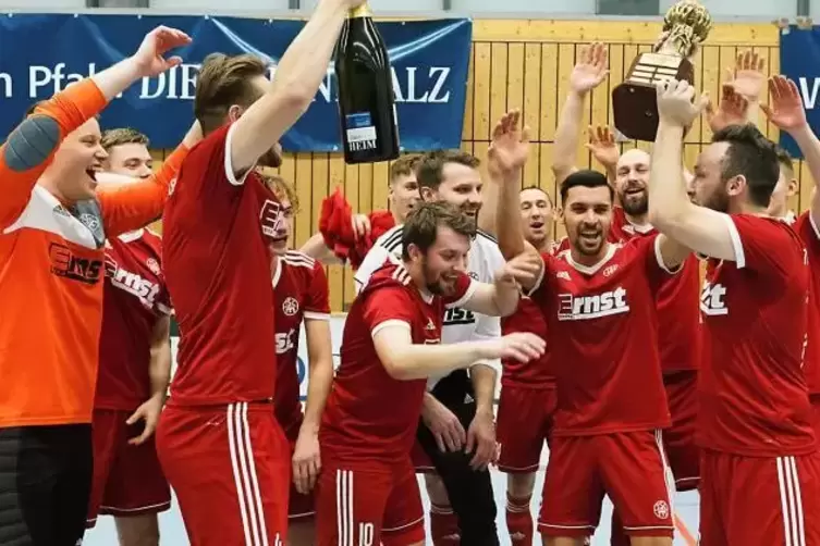 Riesenjubel bei ersten Mannschaft des TSC Zweibrücken I: Mit dem Erfolg 2020 verteidigten die Landesliga-Kicker vom Wattweiler B
