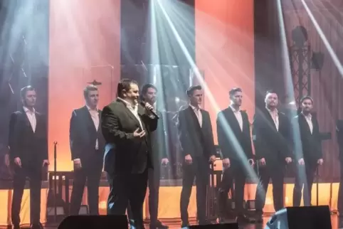 Die Zwölf Tenöre begeisterten mit einer besonderen Show in der Fruchthalle.