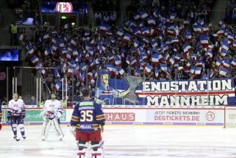 Originelle Choreographie der vielen mitgereisten Adler-Fans: „Endstation Mannheim“ soll es wieder mal für den DEL-Meisterpokal h