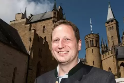 Prinz Georg Friedrich von Preußen steht auf der Burg Hohenzollern bei Hechingen.