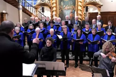 Bezaubern das Publikum: die Mitwirkenden am Konzert des MGV Frohsinn.