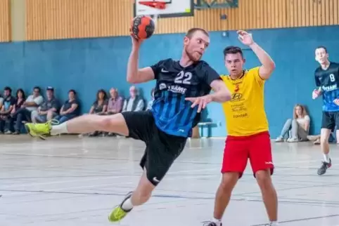 Im Anflug: Grethens Marc Flatt im Spiel gegen die HSG Eckbachtal 2.