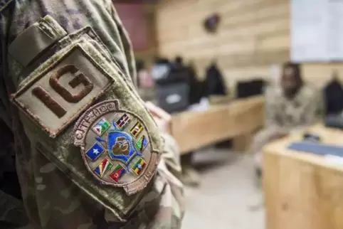 Der Angriff auf den Militärflughafen in Kenia hat offenbar einen US-Soldaten das Leben gekostet.