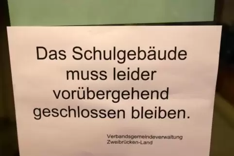 Aus dem „vorübergehend“ wurde ein Dauerzustand: das Grundschulgebäude in Contwig bleibt gesperrt.