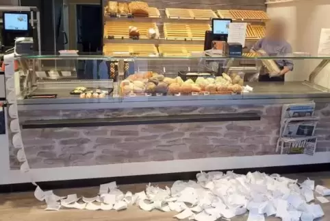 Ein Bäcker in Nordrhein-Westfalen demonstriert, wie viele Kassenzettel innerhalb von zwei Tagen anfallen.