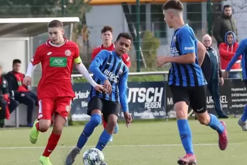 Was für eine Halbserie: Nelson Maduka und Noe Peter (von links in Blau) von den C-Junioren des FC Speyer 09.