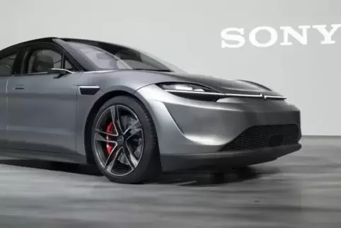 Den Prototyp eines elektrisch angetriebenen Fahrzeugs namens Vision-S präsentierte Sony.