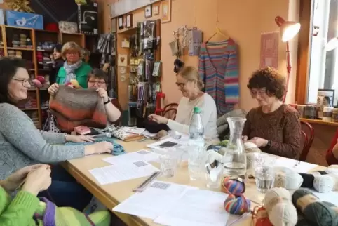 Workshop bei Nadel Adel. Hier werden unter anderem Waschlappen gehäkelt, Taschen gefilzt oder eine Patchworkdecke aus Sockenrest