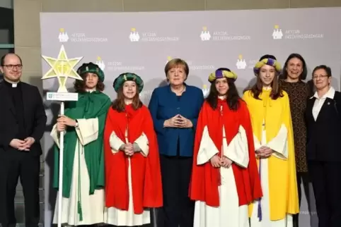 Zum Gruppenfoto mit der Kanzlerin stellten sie sich gemeinsam mit Pfarrer Dirk Bingener auf.