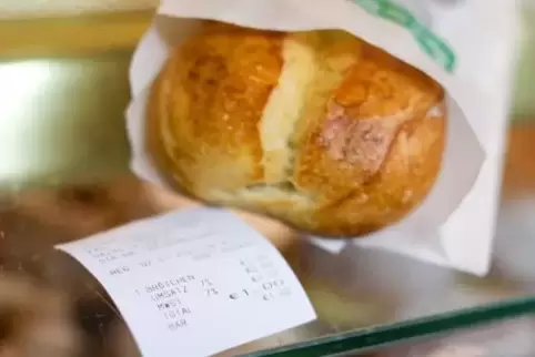 Den Kassenzettel gibt es mitsamt des Brötchens: Seit 1. Januar gilt die Bonpflicht.