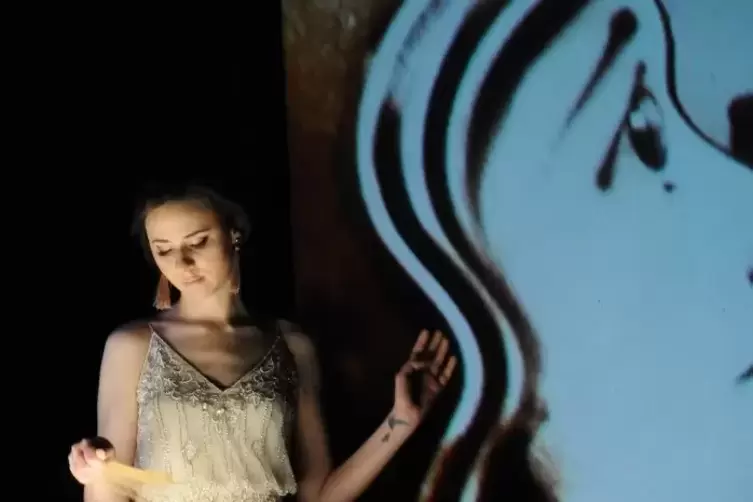 Feinen Sand lässt Irina Titova durch ihre Hände rieseln, um damit Kunst zu erschaffen.